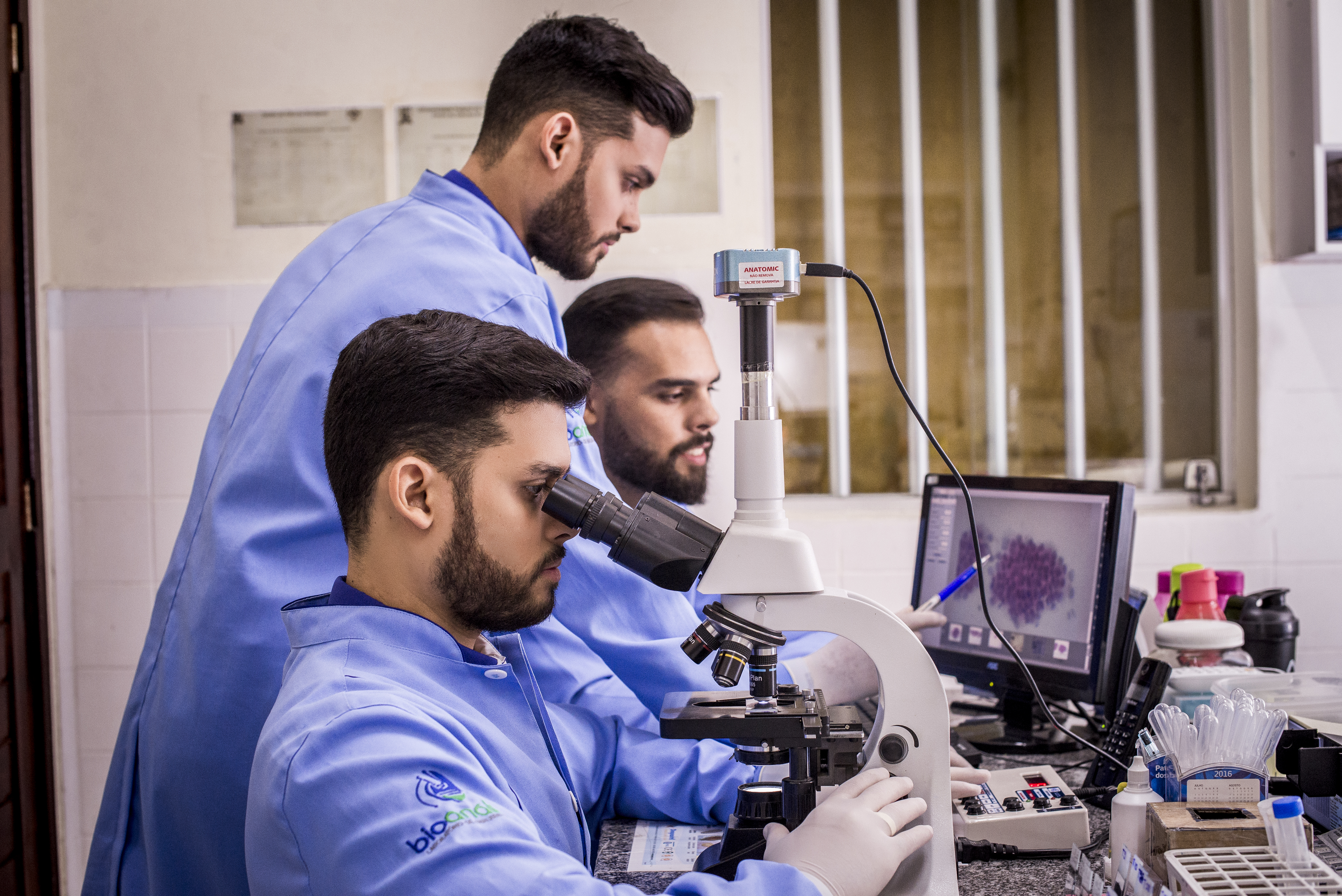 Profissional de saúde com paciente